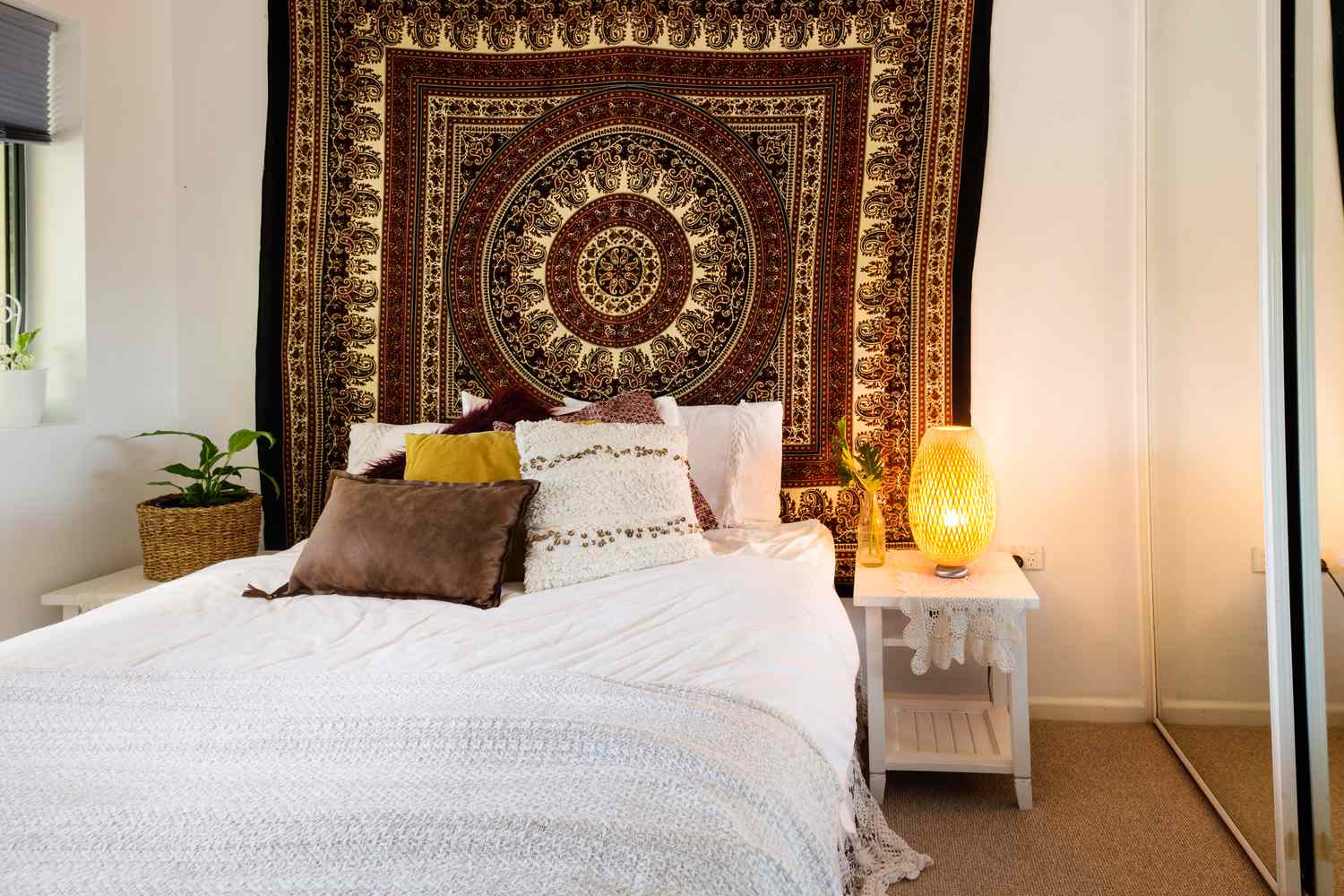 So hängen Sie einen Wandteppich auf 15 verschiedene Arten auf 6 Wandteppich in einem Schlafzimmer