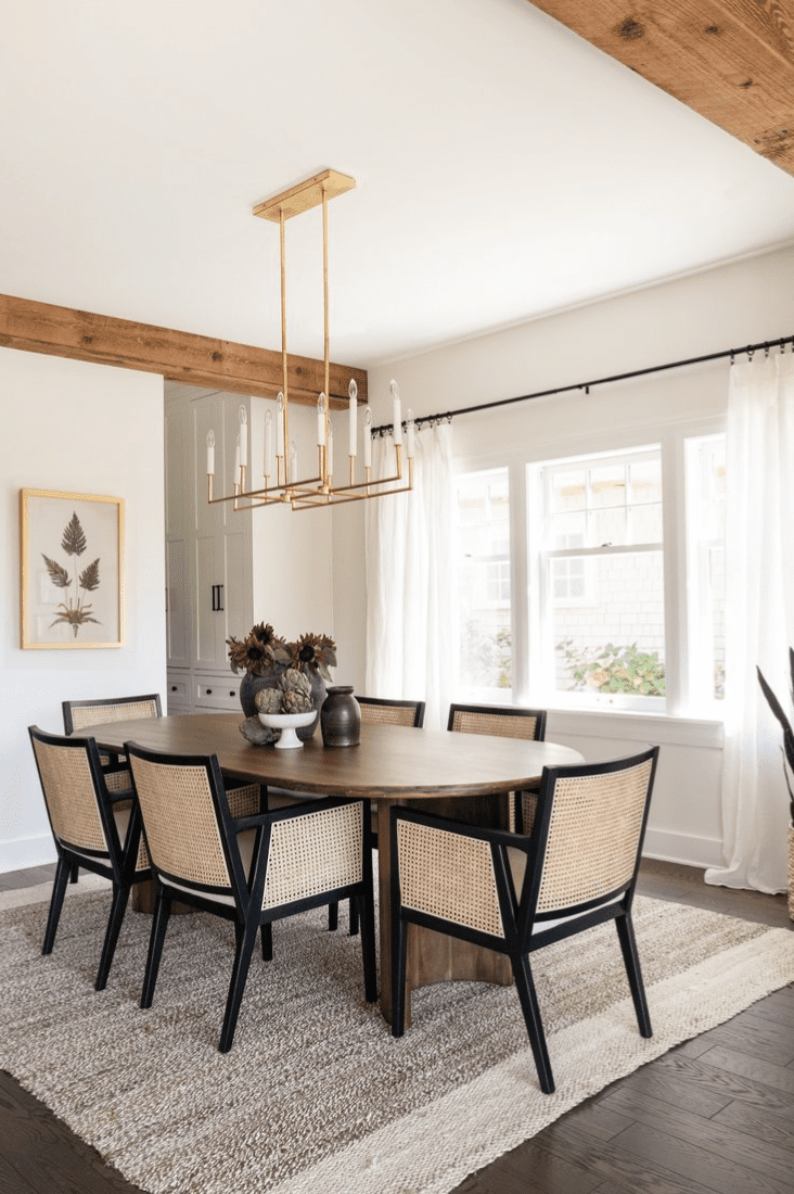 Weiße Vorhänge im Esszimmer