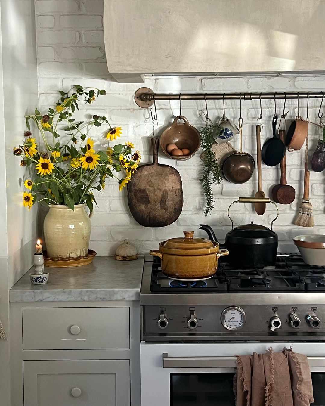 6 einfache Möglichkeiten, wie ich mein Zuhause für den Herbst vorbereitete, ohne einen Cent auszugeben 6 Vase der gelben Blüten in der Nähe von Herd