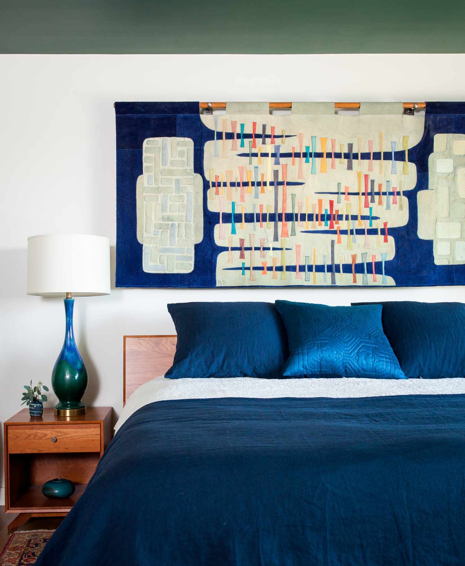 sapphire blue bedroom accents
