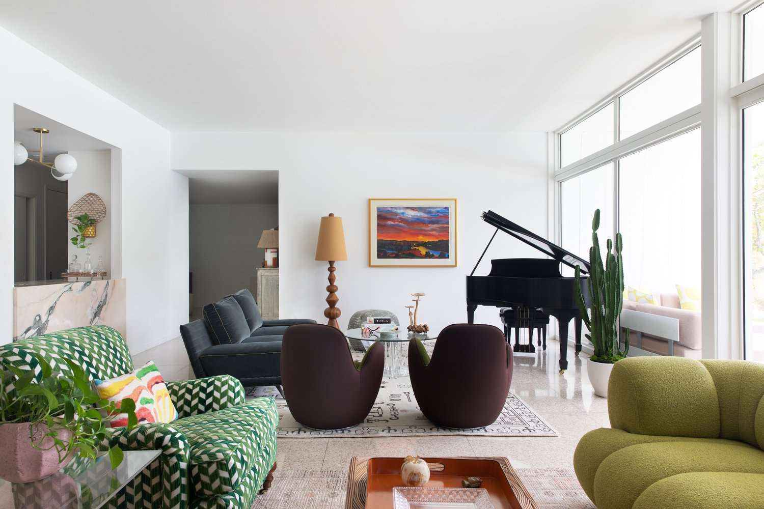 Wohnzimmer mit weißen Wänden und farbenfrohen Möbeln