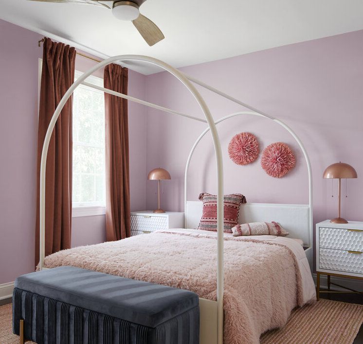 Hellrosa und lavendelfarbenes Mädchenzimmer