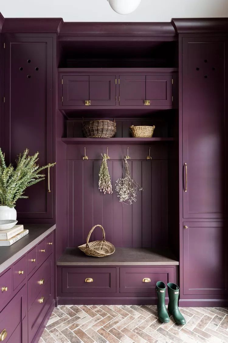 5 Unterschätzte Farben Farben Designer verwenden immer in ihren Projekten (und Sie sollten auch) 8 Auberginenlila Mudroom.