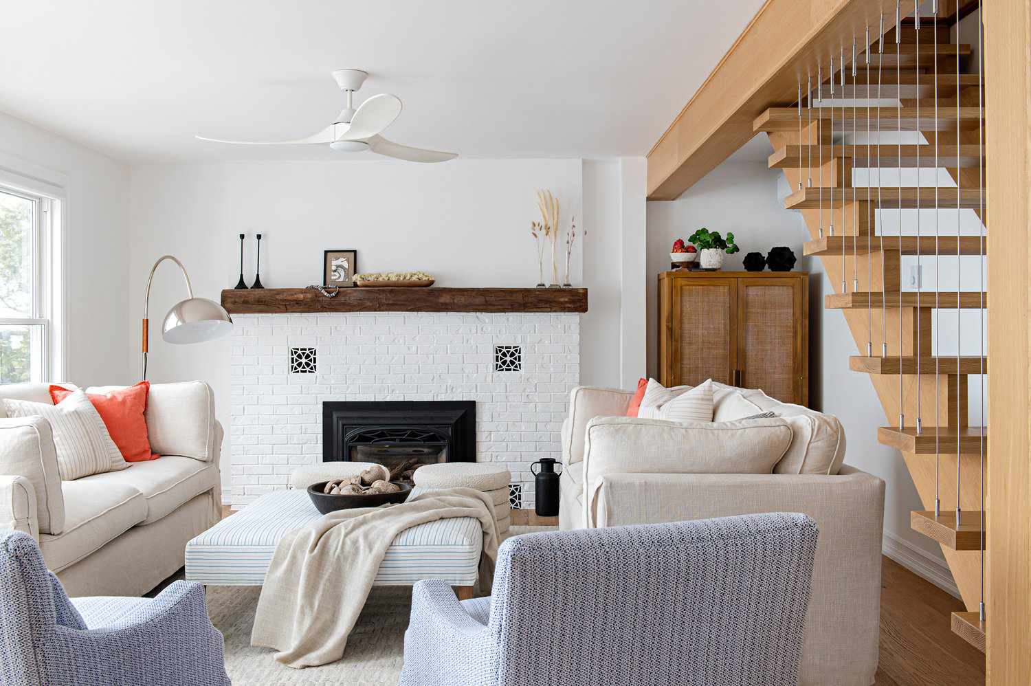 Moderne Holz- und Drahttreppe