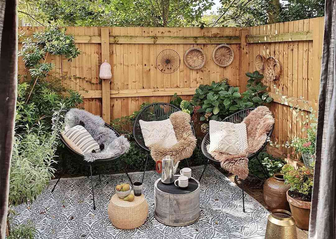 Terrasse mit Holzzaun und Pflanzen