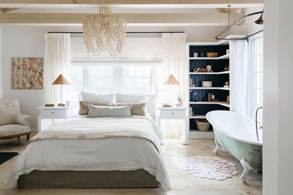 bedroom for couples with bathtub