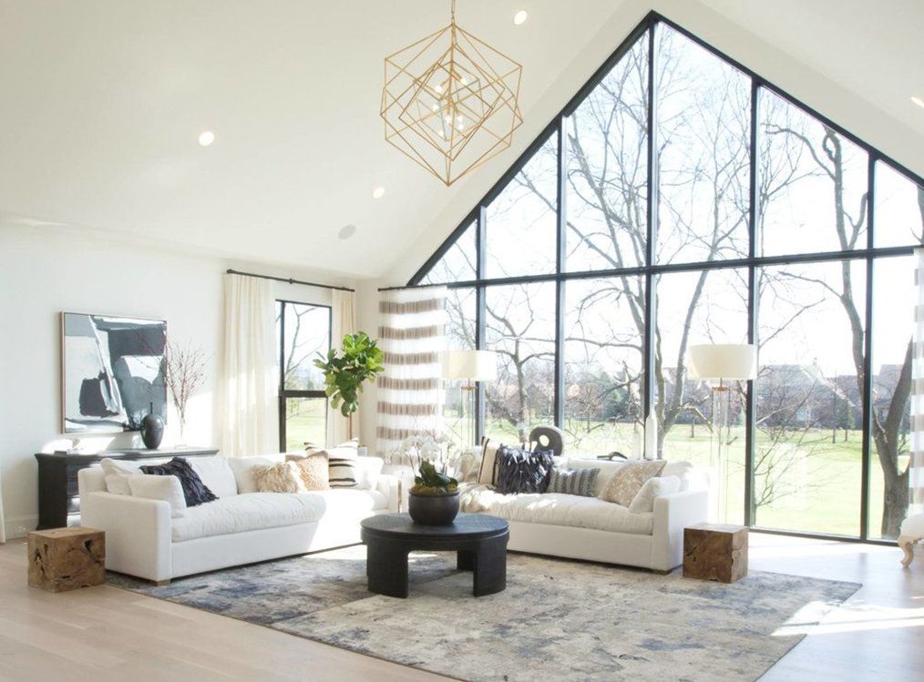 Großes Wohnzimmer mit einer goldenen geometrischen Deckenpendelleuchte