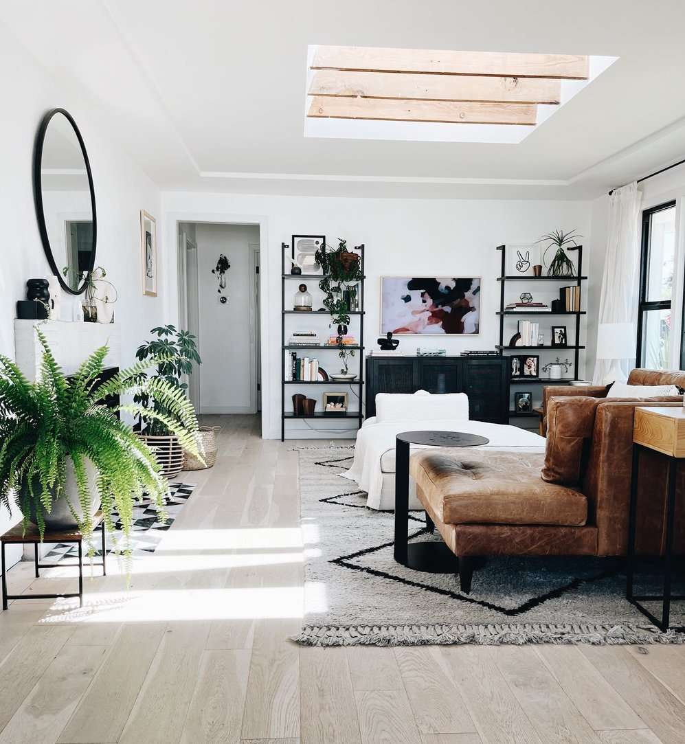 Großes Wohnzimmer mit Dachfenster