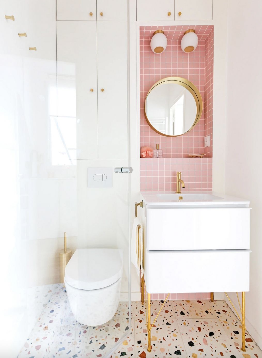 Modernes Badezimmer mit bunten Oberflächen