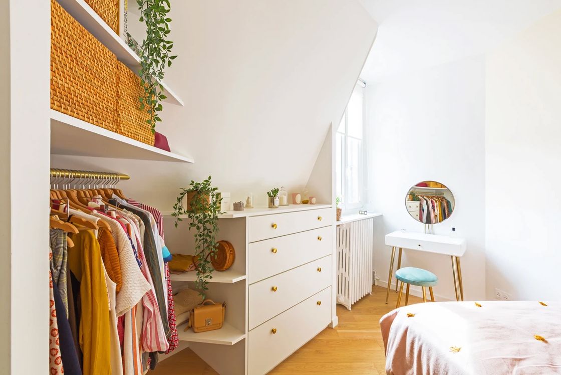 kleines Schlafzimmer mit offenem DIY-Kleiderschrank