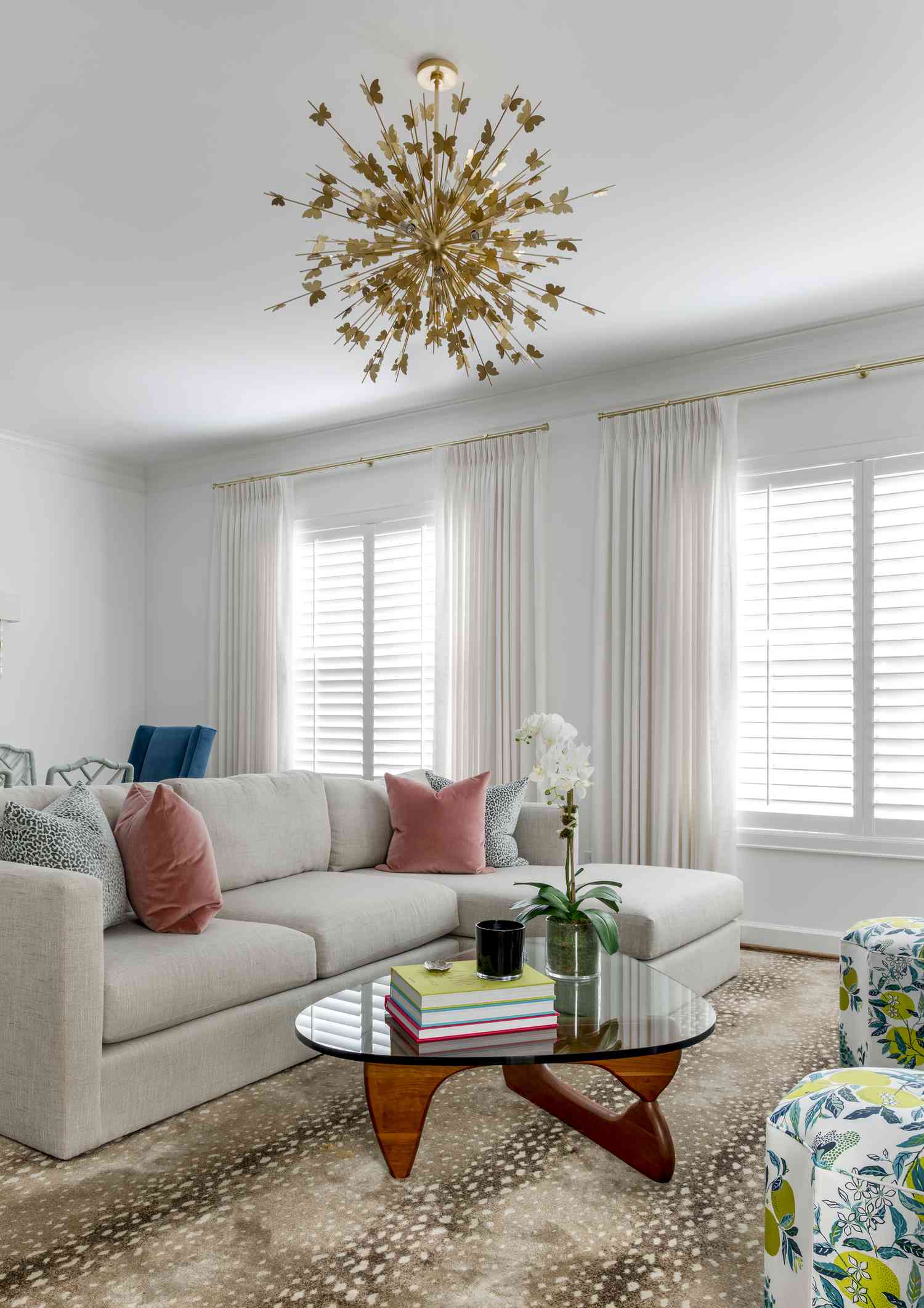 Wohnzimmer der Wohnung mit Sunburst-Deckenleuchte