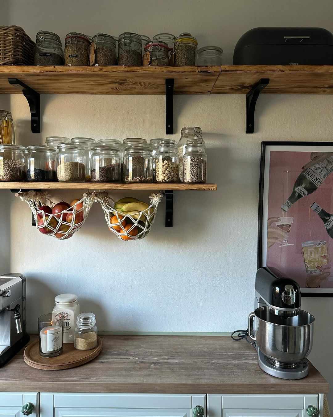 Obstkorb unter Regalen aufhängen