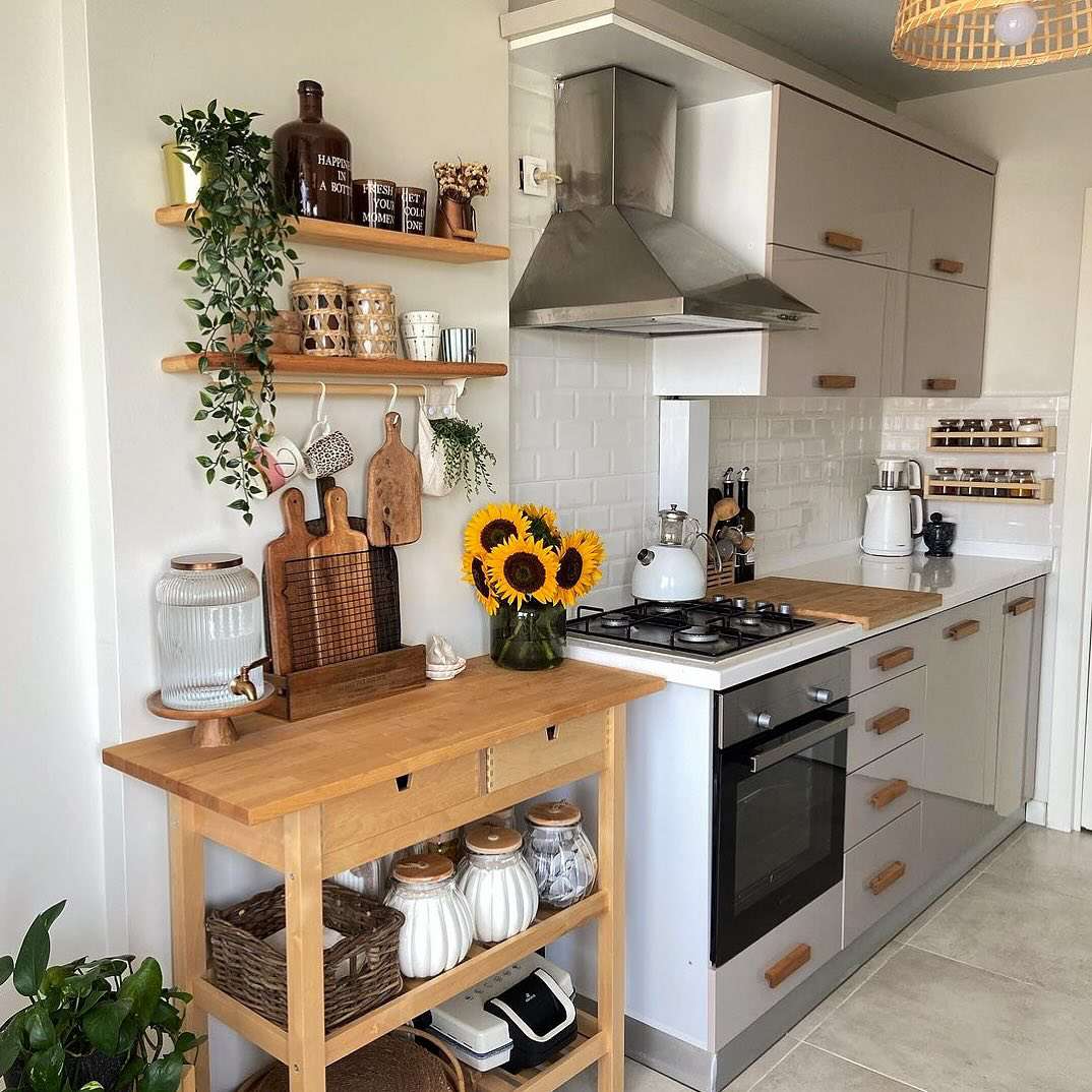 Küche mit Holzinsel und Regalen