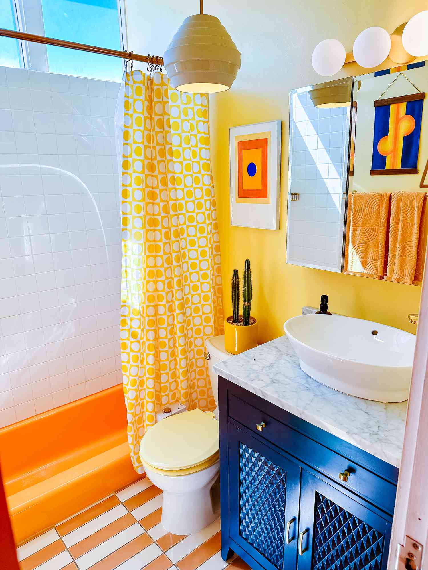 Royalblau, Gelb und orangefarbenes Badezimmer