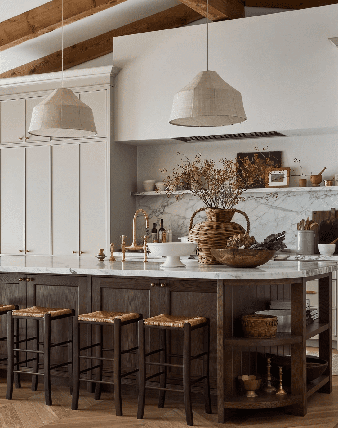 Küche in Cremeweiß und Multi-Holz