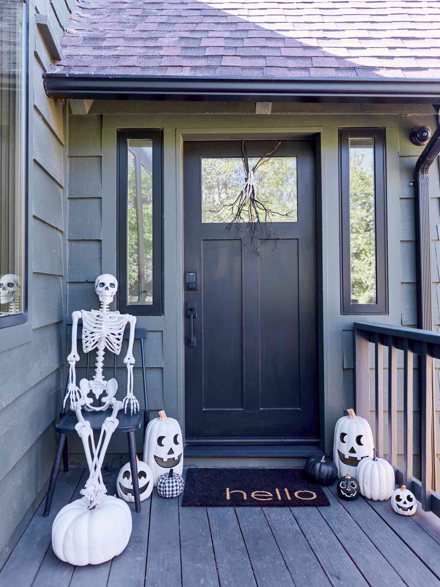 Für Halloween dekorierte Veranda mit schwarzer Zierleiste