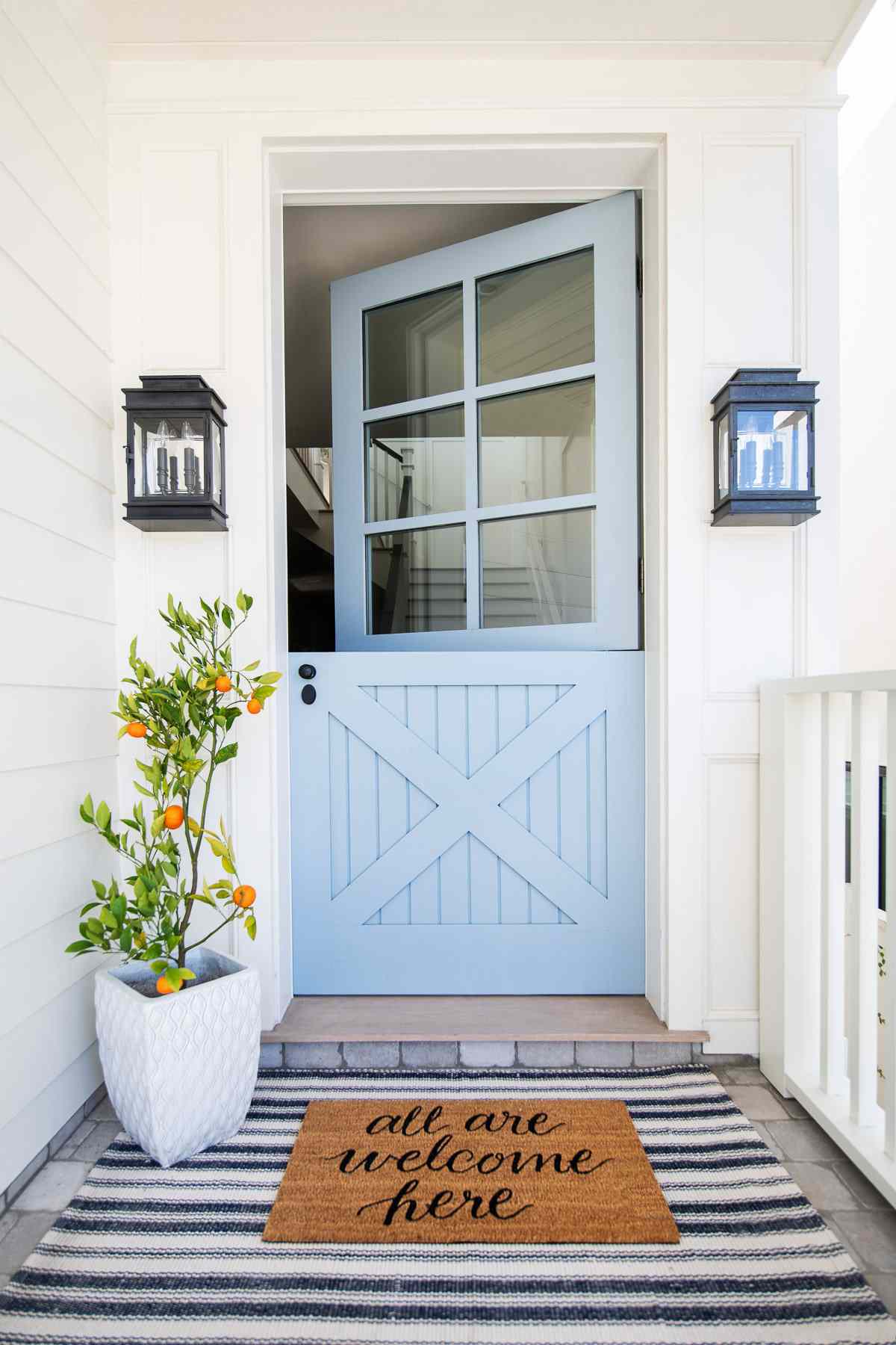 Hellblaue Dutch Door auf einer weißen Veranda