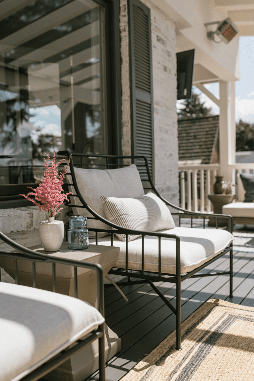 Sitzgelegenheiten im Freien auf einer Veranda