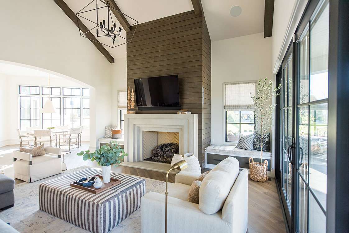 5 Designer -Tipps, um Ihr großes Wohnzimmer ohne Überaussatz wunderschön zu stylen 8 Großes Wohnzimmer mit Gewölbedecken und einem Statement Kamin.