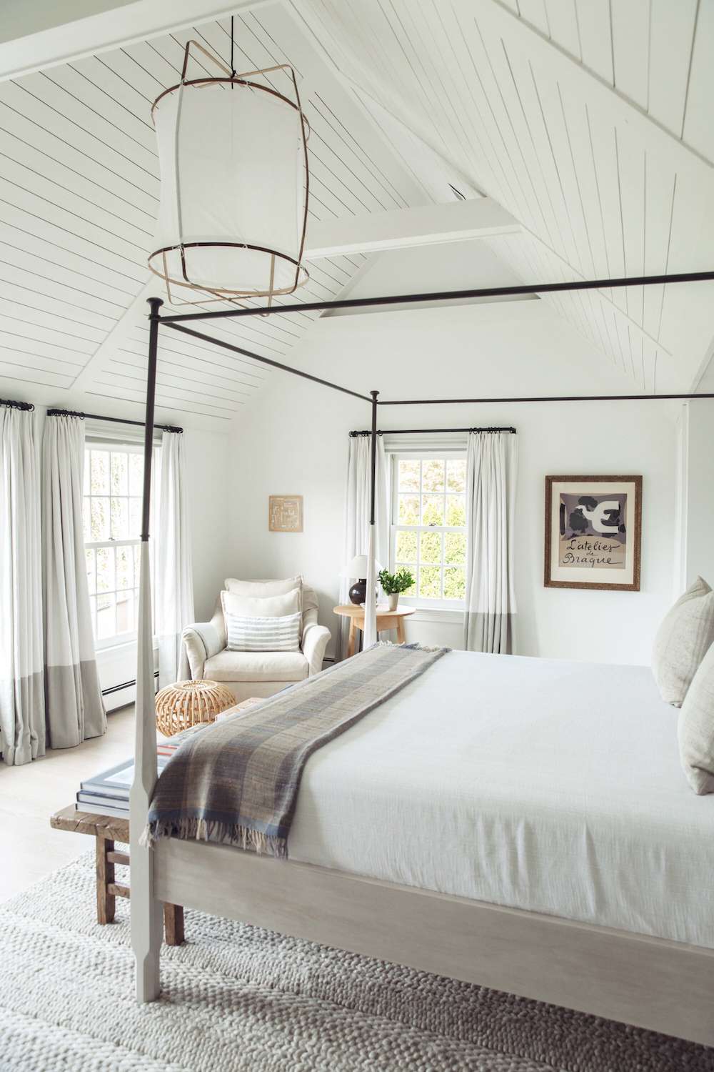 Weißes Schlafzimmer im Landhausstil