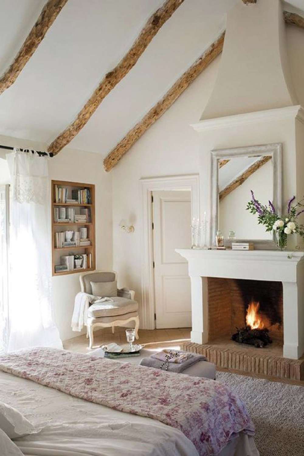 Kamin im Schlafzimmer im Landhausstil