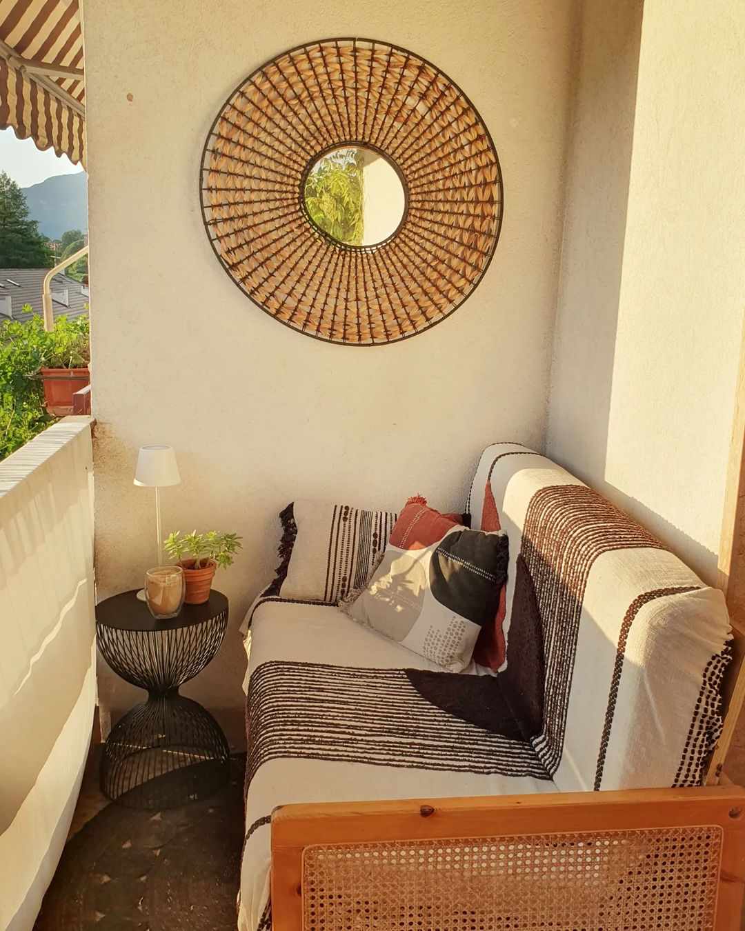 6 Budget-freundliche Sommerdekorationstipps, die Sie nicht übersehen sollten, sagen Designer 6 Balkonterrasse mit Couch und Beistelltisch