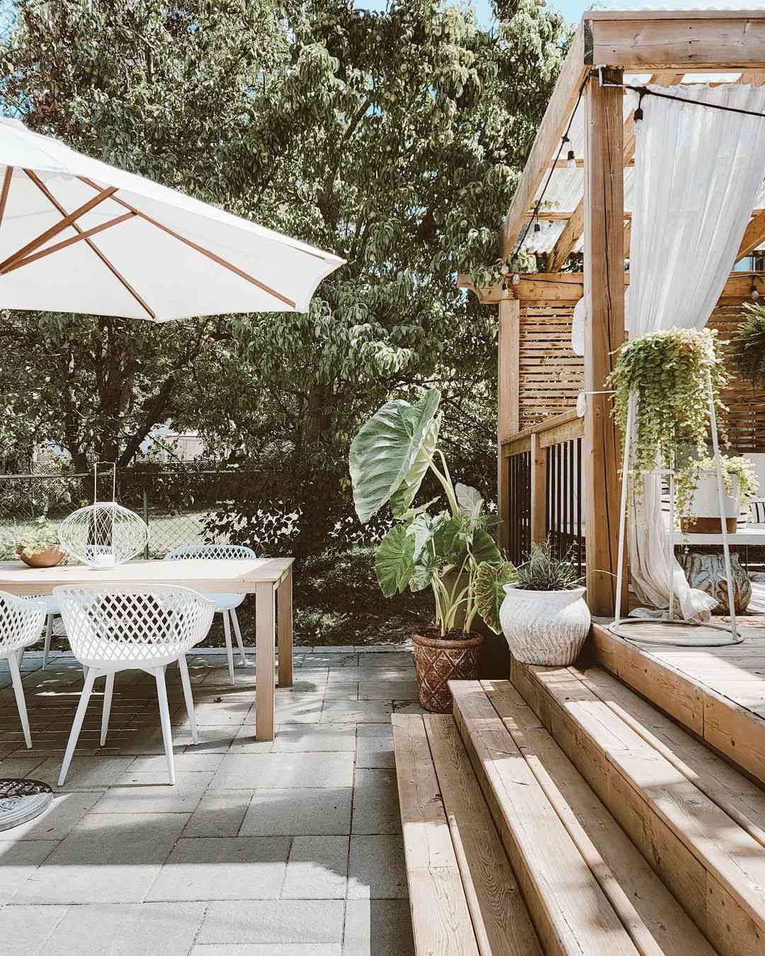 6 Budget-freundliche Sommerdekorationstipps, die Sie nicht übersehen sollten, sagen Designer 2 Terrassenschirm und Pflanzen