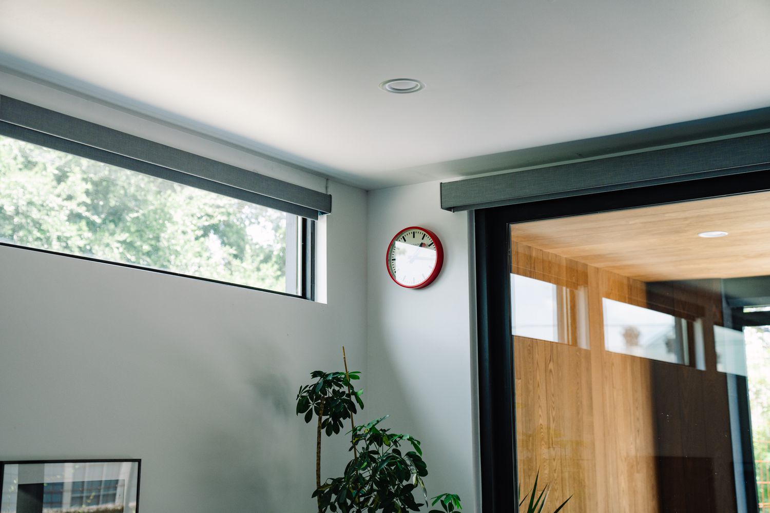 Dieser Fenstertyp kann mehr natürliches Licht in Ihre Räume bringen - was Sie wissen sollten 2 Oberlichtfenster im Wohnzimmer