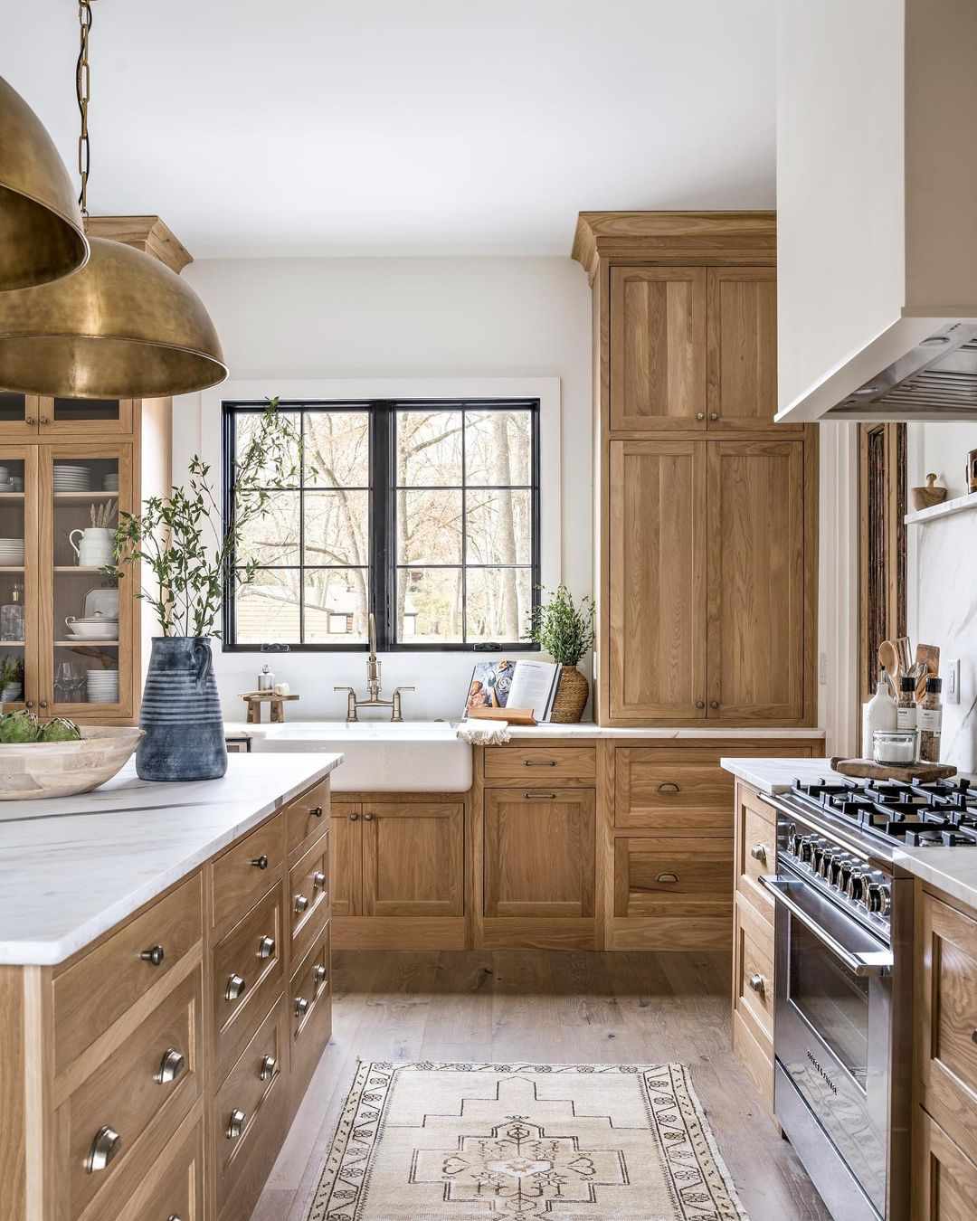 Holzküche mit goldenen Leuchten