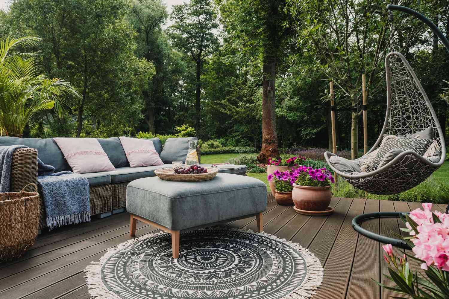 Dekoriertes Outdoor -Deck.