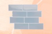 Was ist Kontaktpapier? 2 Smart Tiles Mosaik Metro abziehbare und selbstklebende dekorative Fliese vor einem pfirsichfarbenen Hintergrund