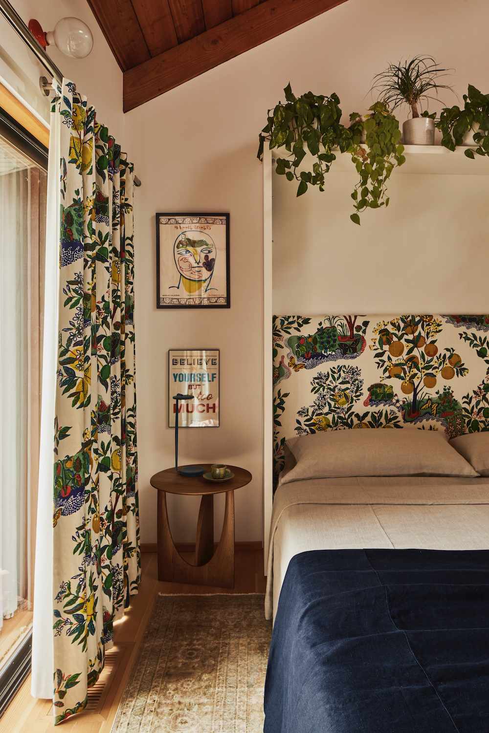 Ideen für die Anordnung eines Schrankbetts für ein kleines Schlafzimmer