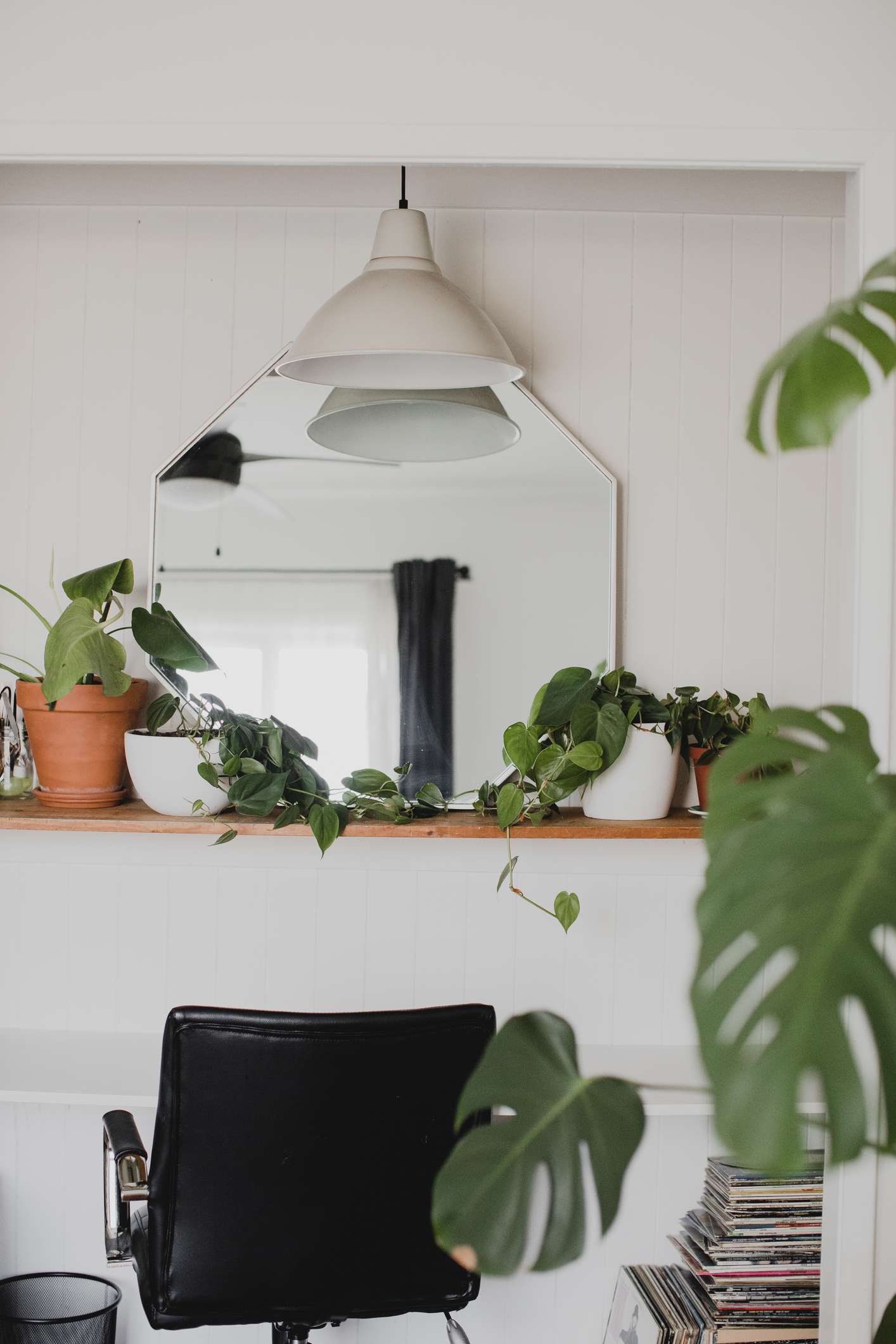 Home-Office-Bereich mit Pflanzen, Spiegel und Licht
