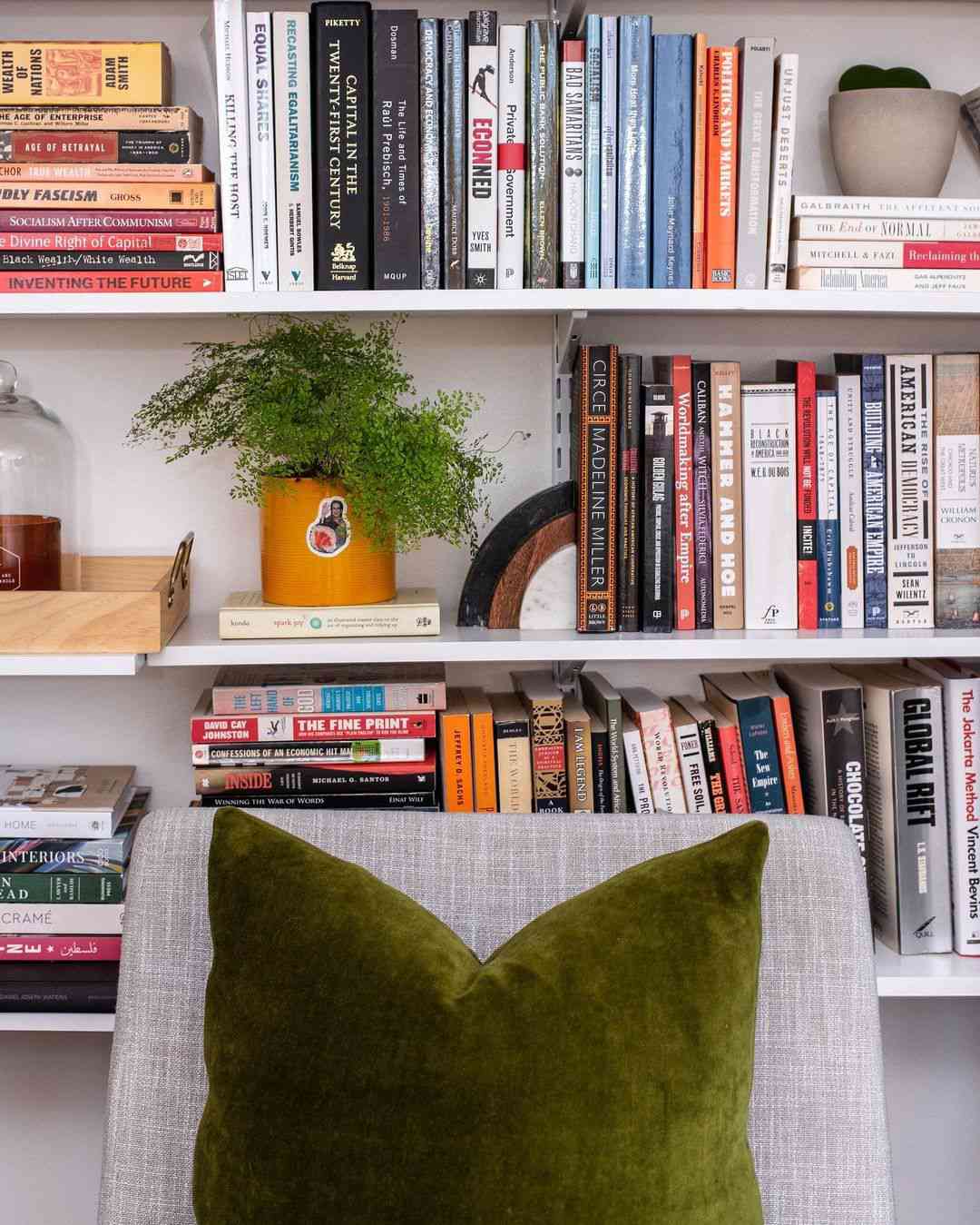 Was ist Maximalismus? Hier erfahren Sie, wie Sie maximalistisches Design erstellen 4 maximalistisches Bücherregal