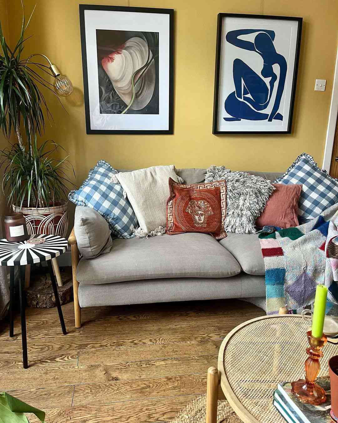 graues Sofa und gelbe Wände