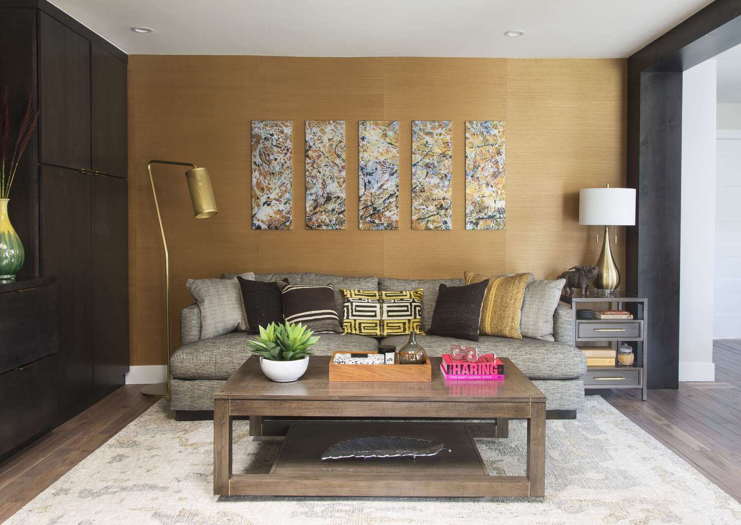graues Sofa mit gelben Kissen