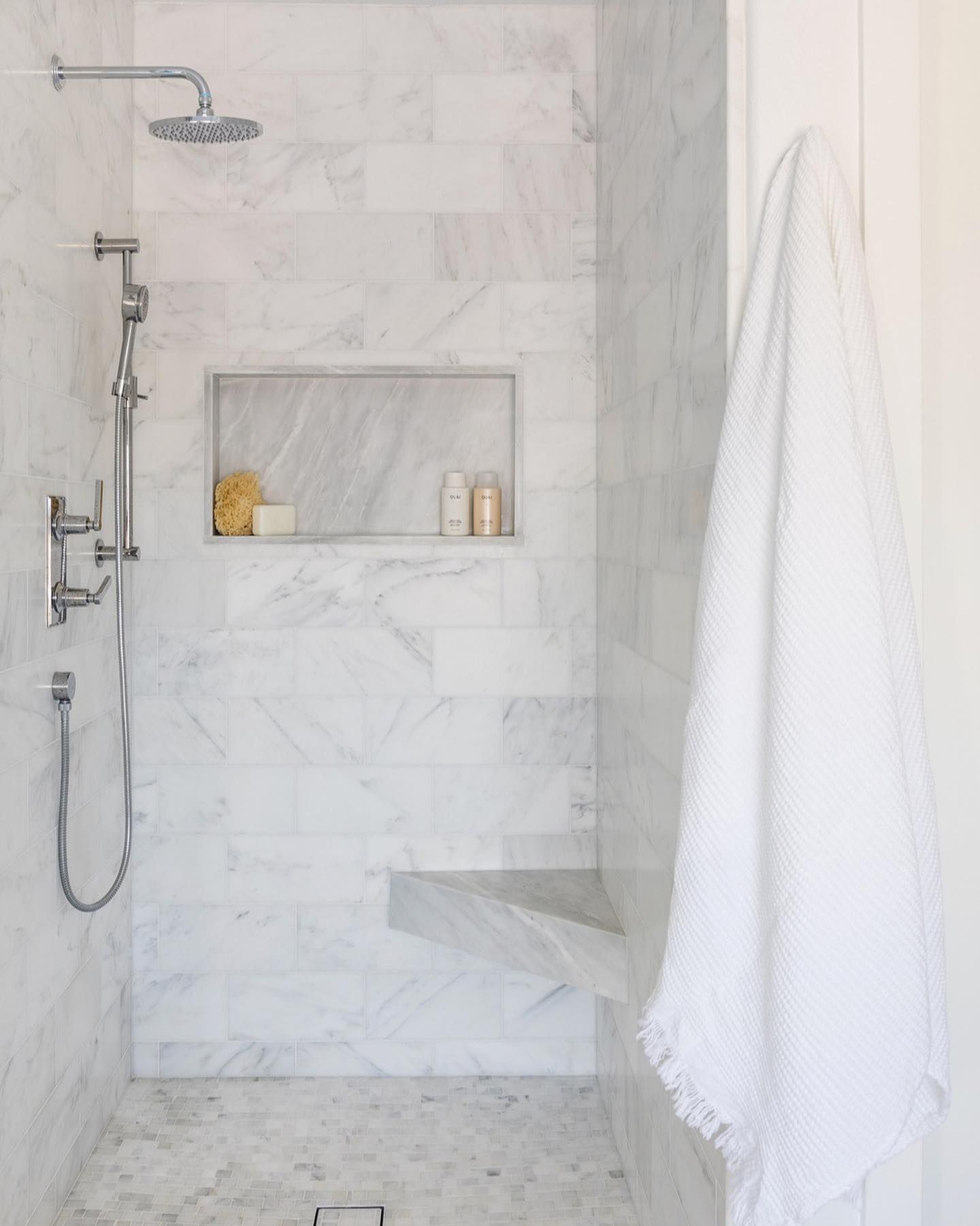 Grau-weiß gefliestes Badezimmer mit Dusche