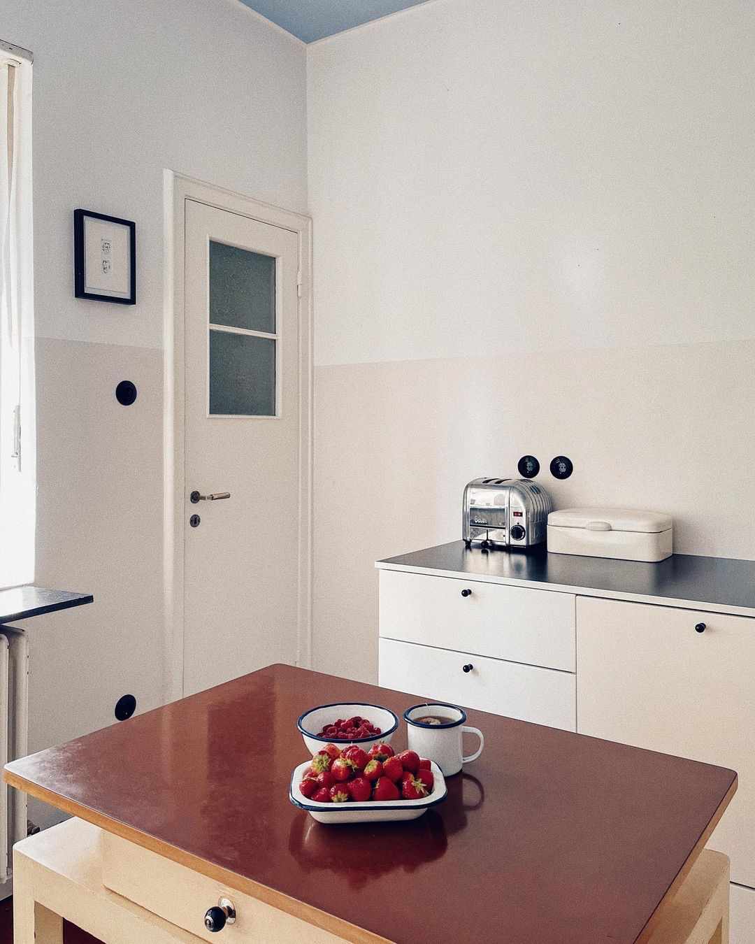 Minimalistische weiße Art-Déco-Küche aus den 20er Jahren