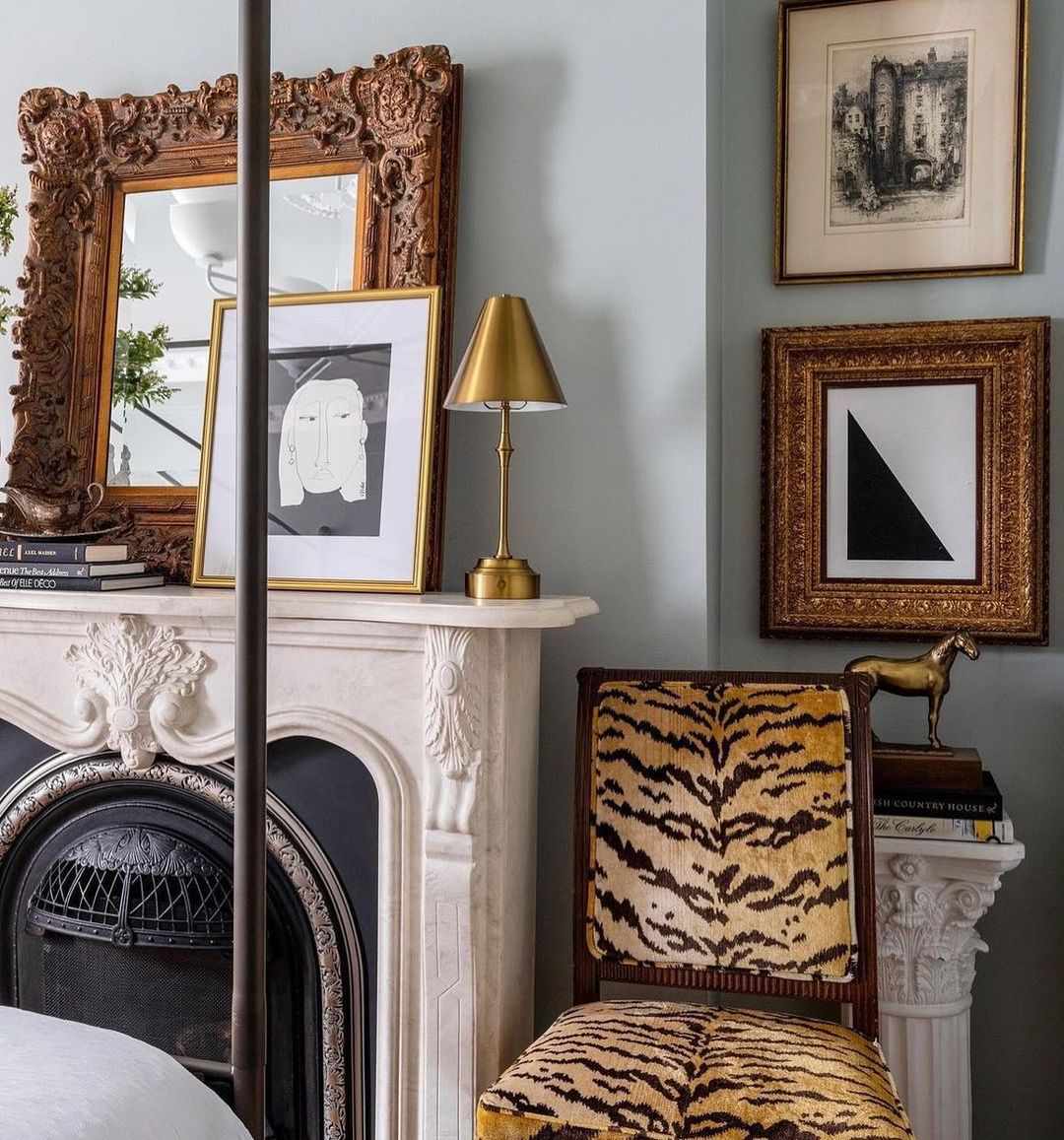 Ich habe eine Wohnung in Reno vorgetäuscht, indem ich mieterfreundliche architektonische Details hinzugefügt habe – so geht's 10 Gerahmte Kunstwerke im Schlafzimmer