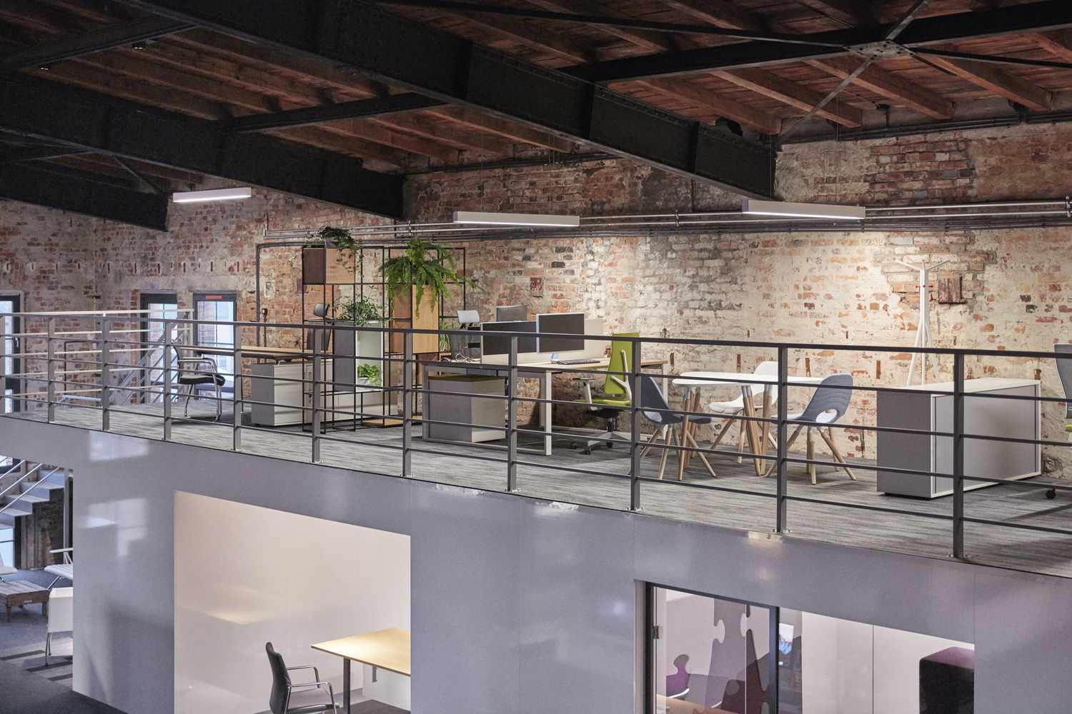 Was ist Industriearchitektur? 12 Inneneinrichtung eines modernen Loft-Büros im Industriestil in Deutschland.
