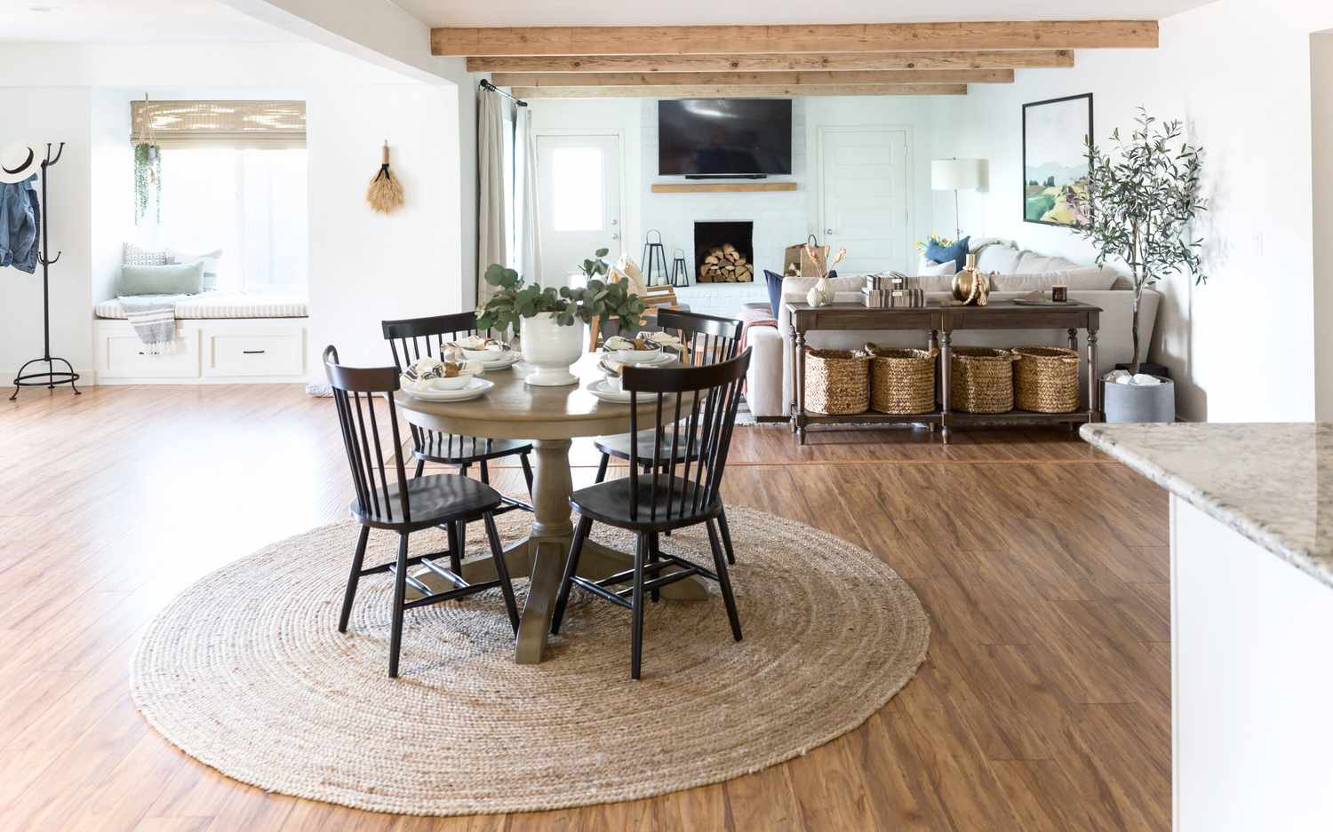 Was ist moderner Landhausstil? 8 Wohnzimmer mit Holzbalken
