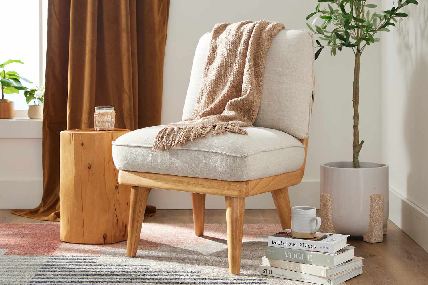Slipperstuhl in Wohnzimmerecke mit Büchern auf dem Boden