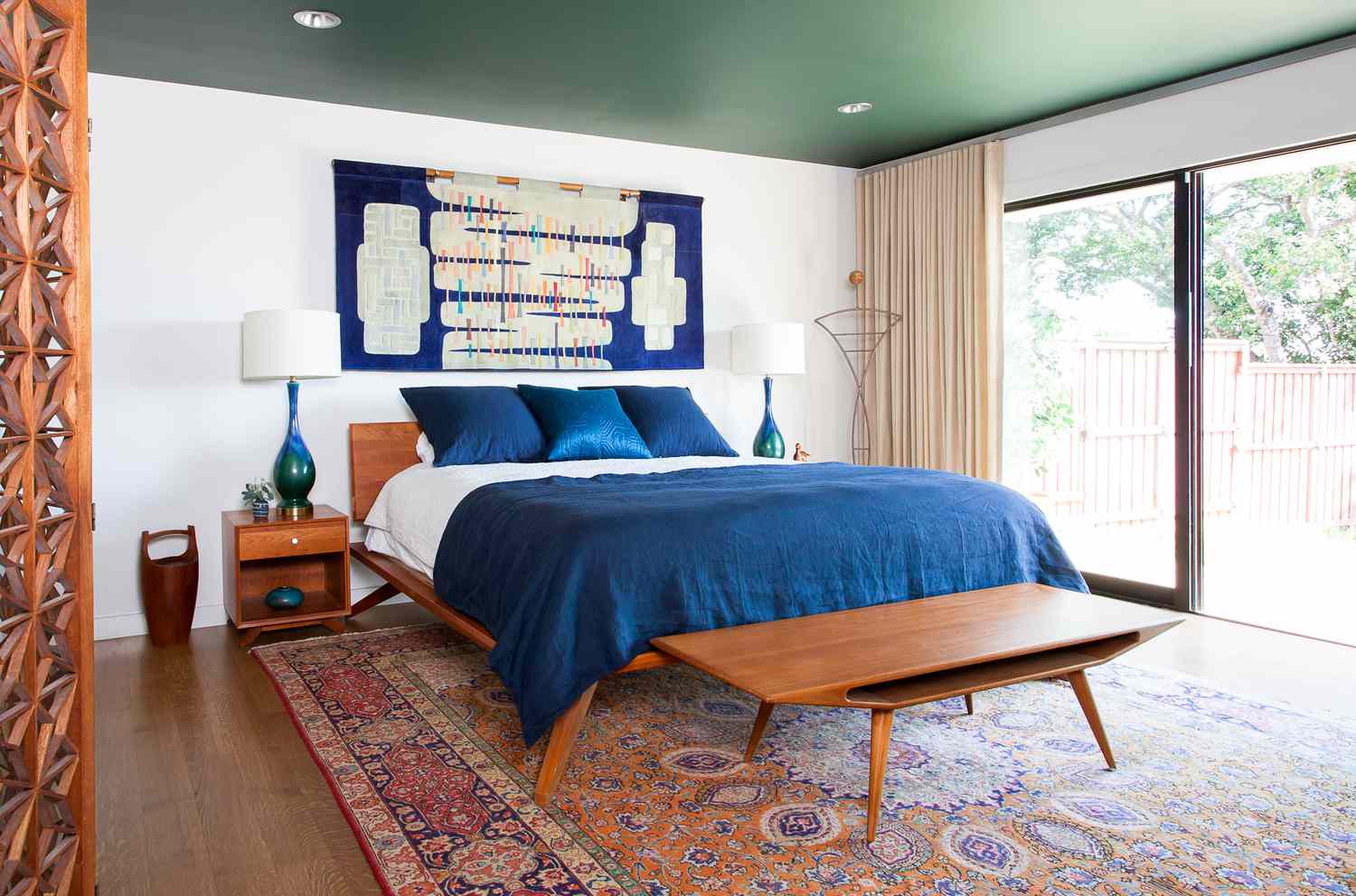 ein modernes Schlafzimmer aus der Mitte des Jahrhunderts mit einer smaragdgrünen Decke