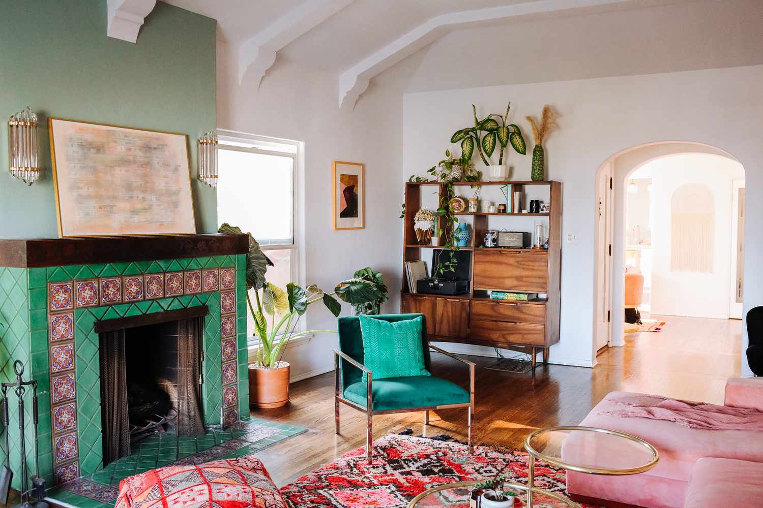Ein vom Südwesten inspiriertes Wohnzimmer mit einer rosa und grünen Farbpalette