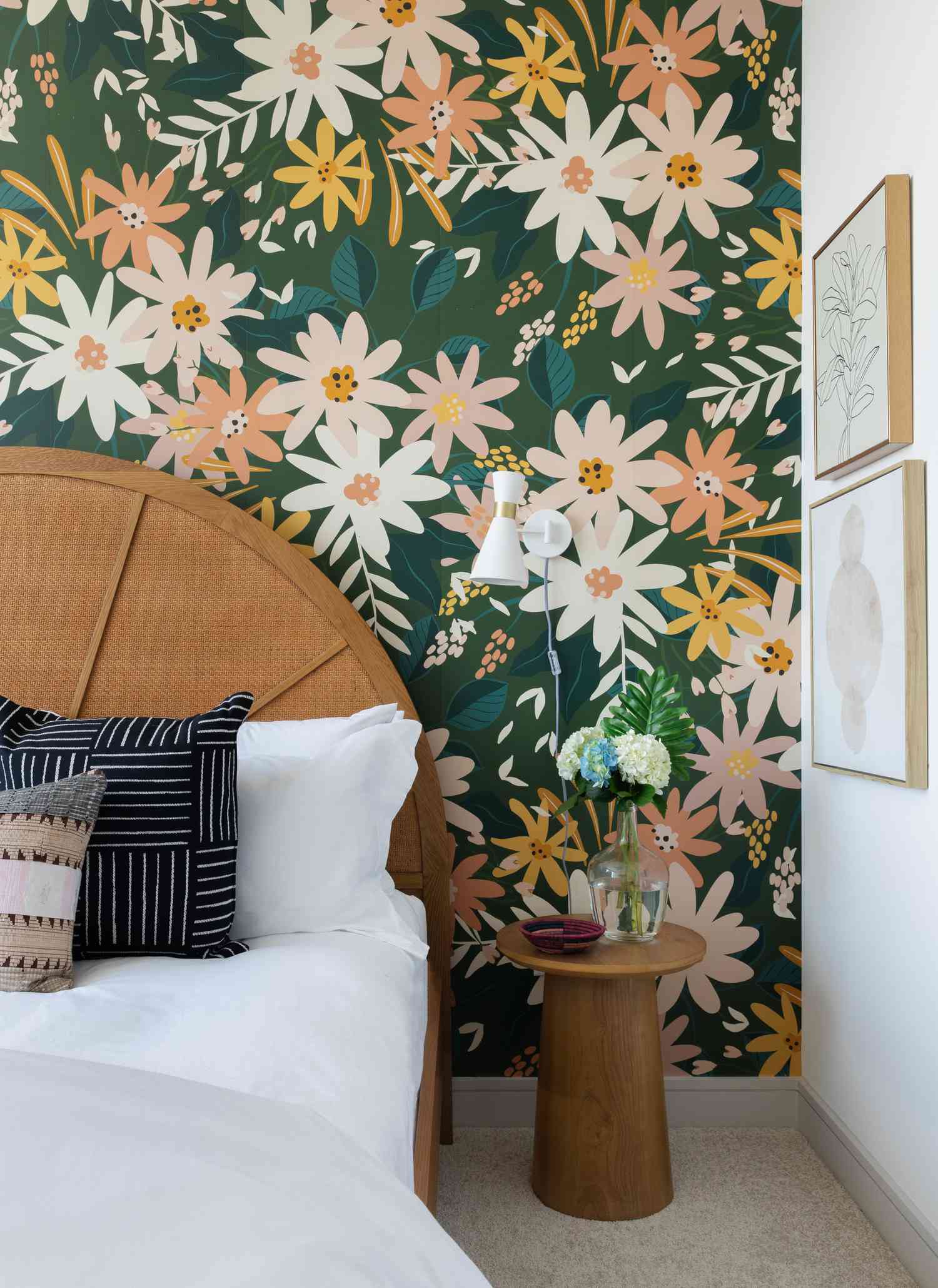 ein Schlafzimmer mit einer floralen Akzentwand