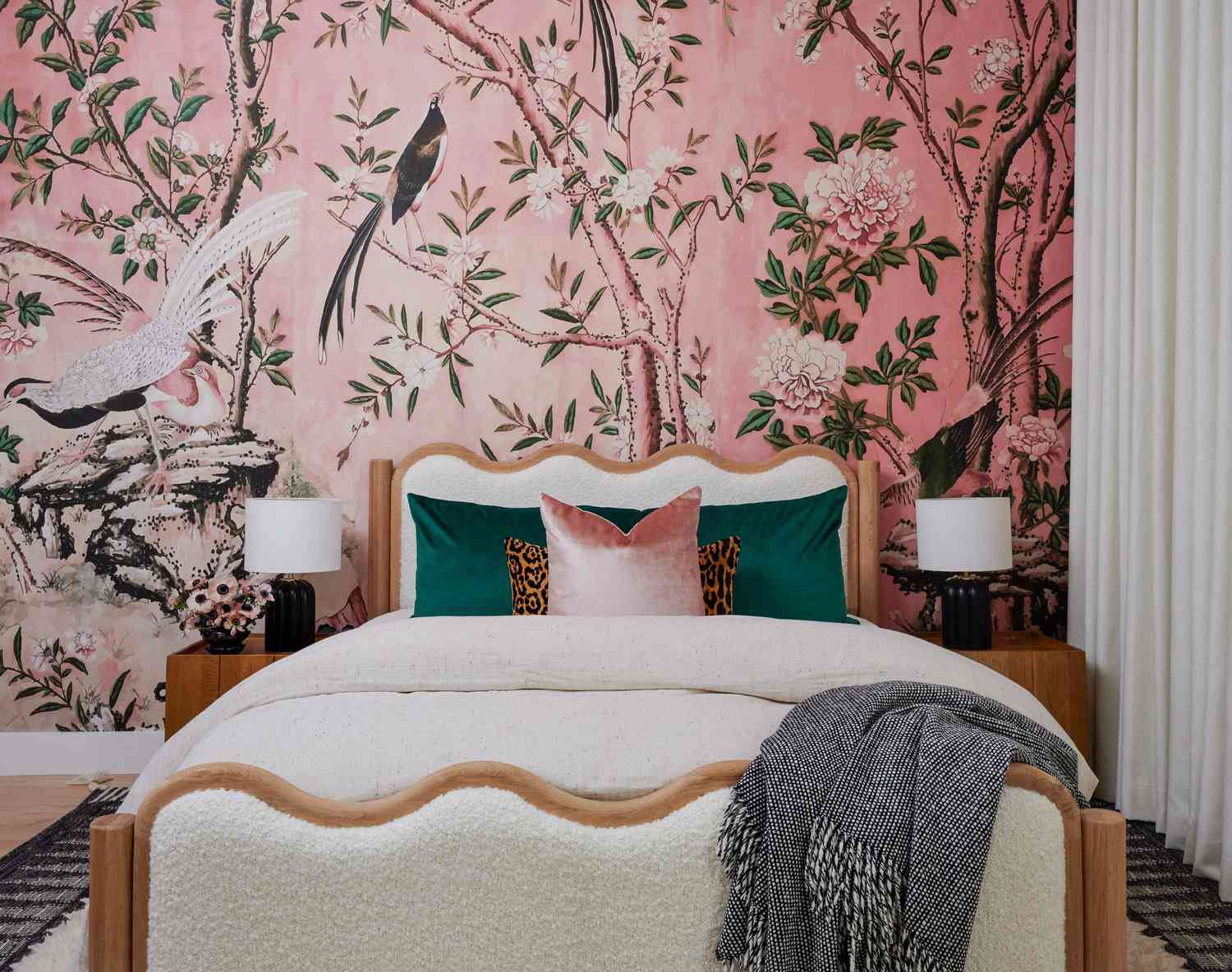 ein Schlafzimmer mit einer floralen Akzentwand und smaragdgrünen Akzenten