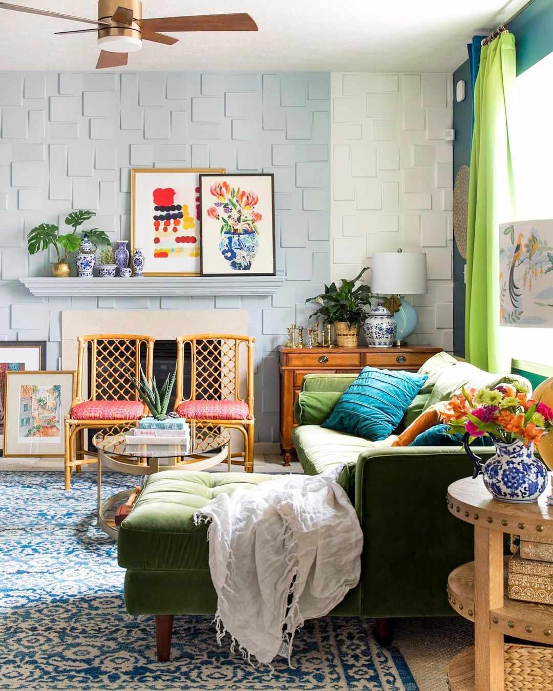ein Wohnzimmer mit einer strukturierten Akzentwand