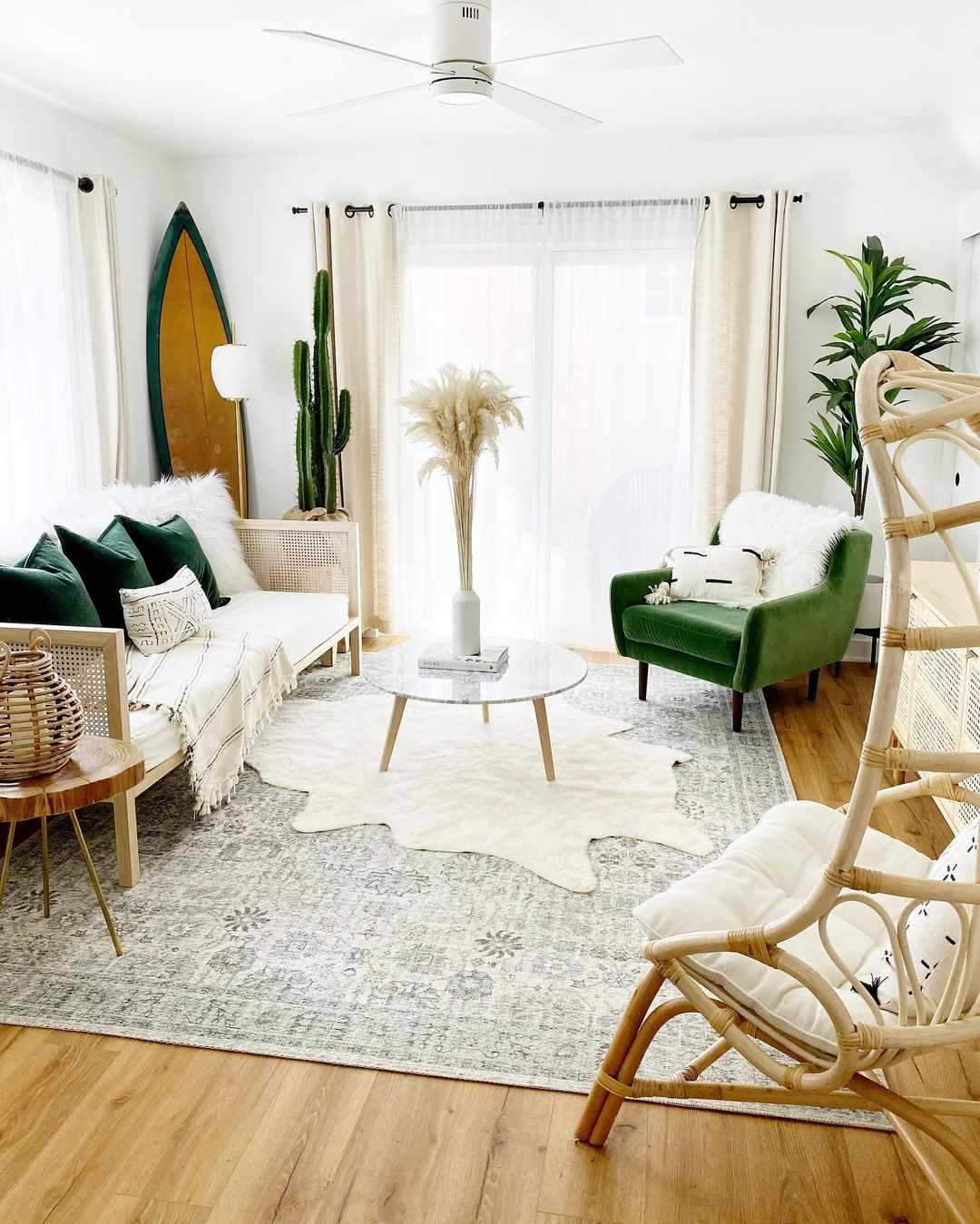 Ein Wohnzimmer im südwestlichen Stil mit smaragdgrünen Akzenten