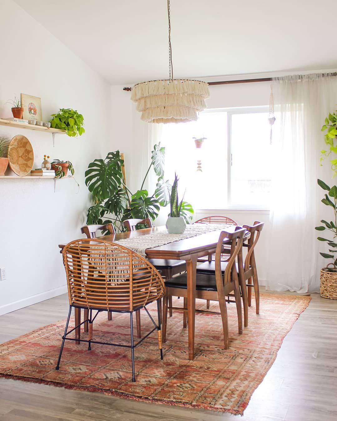 Esszimmer im Boho-Stil mit Quasten-Kronleuchter