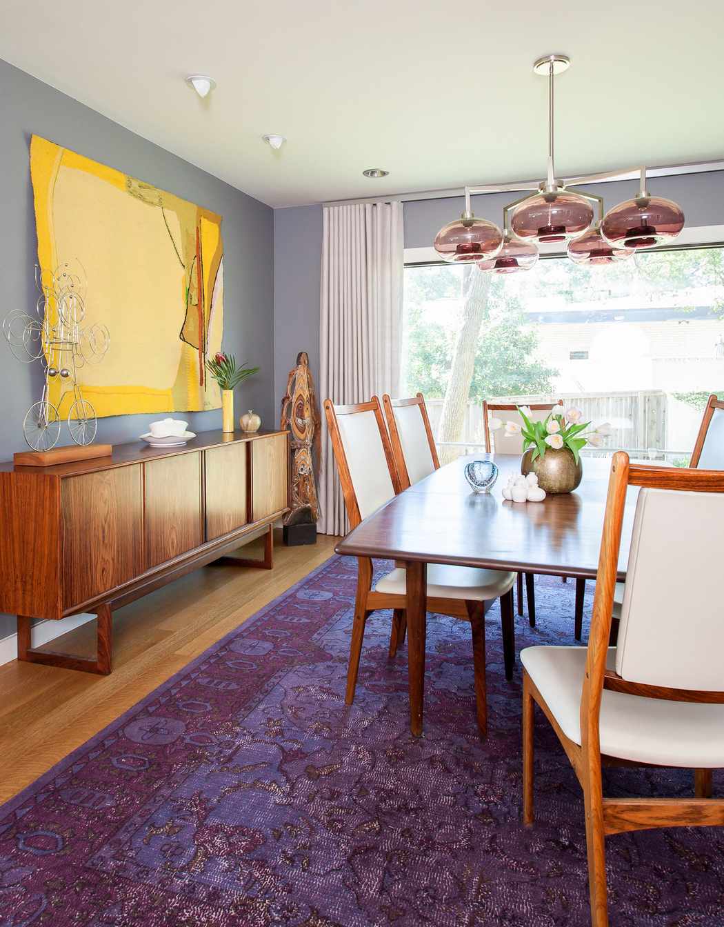 Boho-Esszimmer aus der Mitte des Jahrhunderts